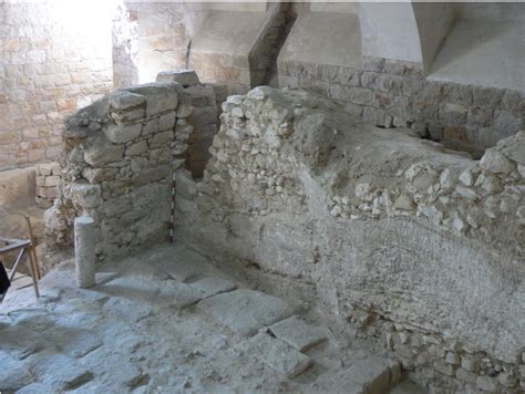 Immagine del sito archeologico che rivela come parte della struttura sia stata scavata nella roccia e le stratificazioni di diverse epoche