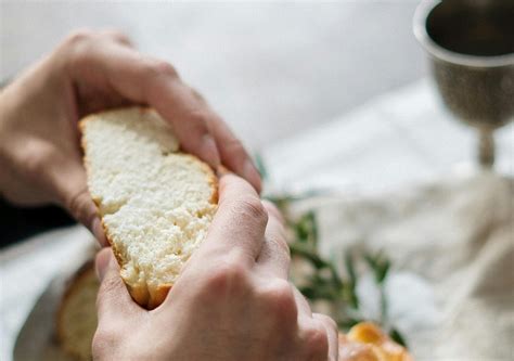 schema che illustra il legame tra l'Eucaristia (pane spezzato) e il servizio (lavanda dei piedi)