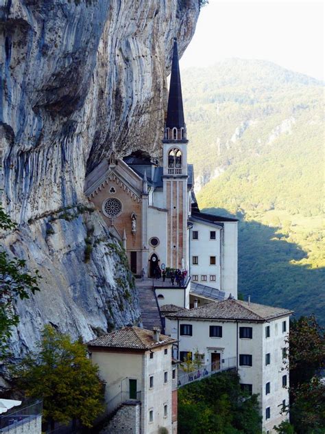 Interno del Santuario, con navata scavata nella roccia