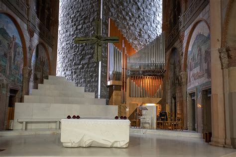 Foto della chiesa di San Giuseppe a Busto Arsizio e dell'oratorio parrocchiale