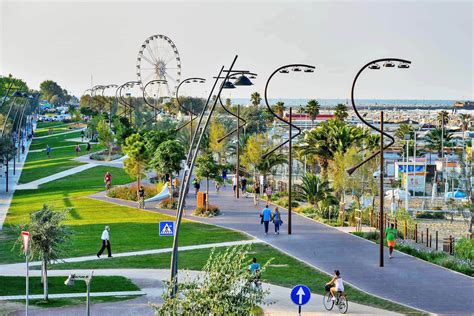 Foto panoramica del lungomare di Rimini con un elegante hotel 4 stelle in primo piano