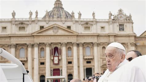 Papa Francesco mentre commenta il Padre Nostro