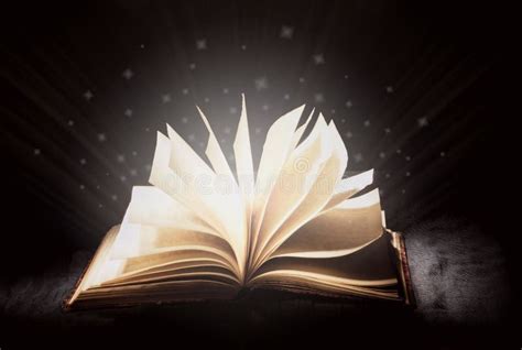 Simbolismo teologico: un libro aperto e un crocefisso, con luce che illumina