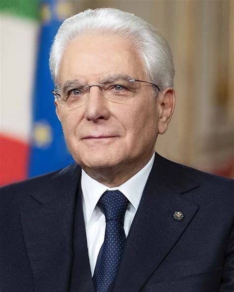 Ritratto di Sergio Mattarella sorridente in un contesto istituzionale