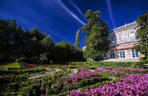 Facciata di Villa Angiolina a Opatija con il suo giardino