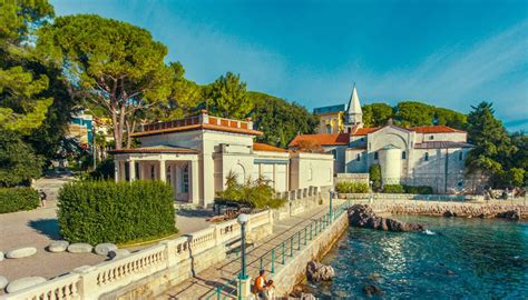 Giardini rigogliosi di Opatija con vista sul mare