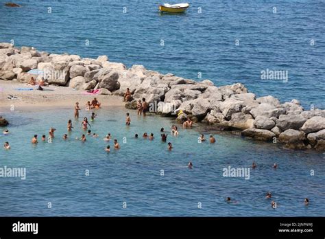 Spiaggia di ciottoli di Ičići con bagnanti