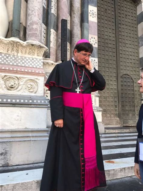Ritratto generico di un vescovo in abiti cerimoniali