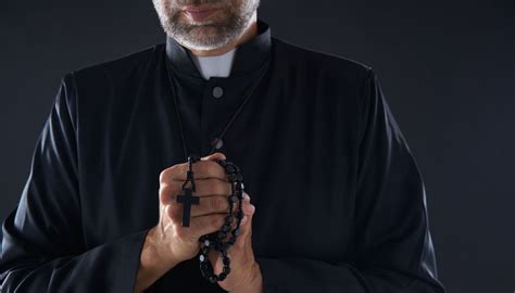 Foto tematica di un prete che parla in pubblico, con un'immagine stilizzata che richiama chiesa e politica