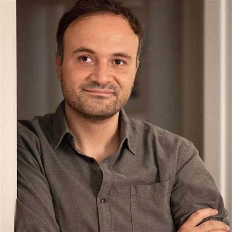 Foto ritratto professionale di Paolo Di Santo in ambito teatrale