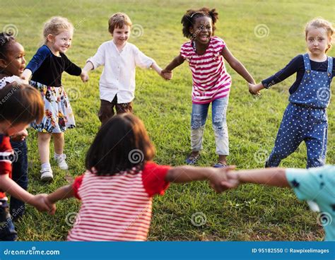 Foto di un gruppo di bambini in cerchio con un catechista