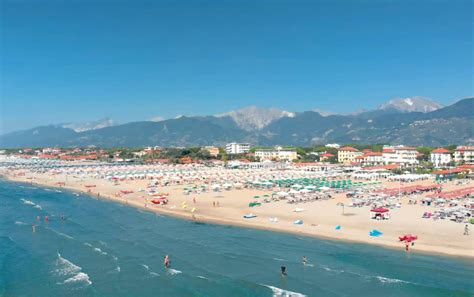Vista aerea di Marina di Pietrasanta con la costa e la pineta
