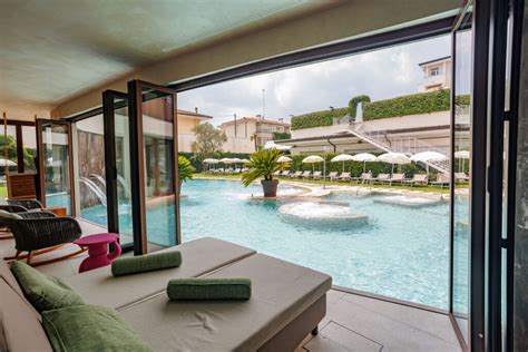 Vista della piscina e del giardino dell'hotel