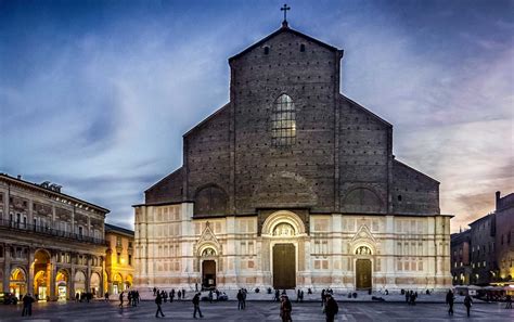 Foto della facciata della Basilica di San Domenico a Bologna