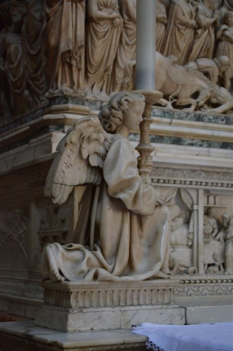 Dettaglio dell'Arca di San Domenico con sculture di Michelangelo