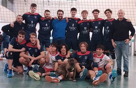 Foto di squadra della Pallavolo Massa-Carrara in festa dopo la promozione