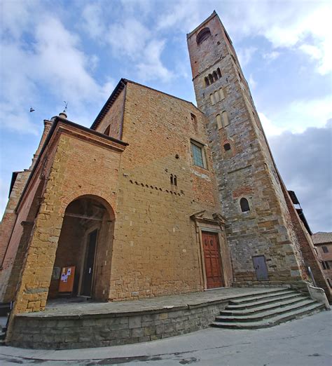 Vista esterna della Pieve di Lugnacco con il caratteristico campanile in facciata