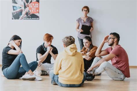 Coppia in dialogo o in attività di gruppo
