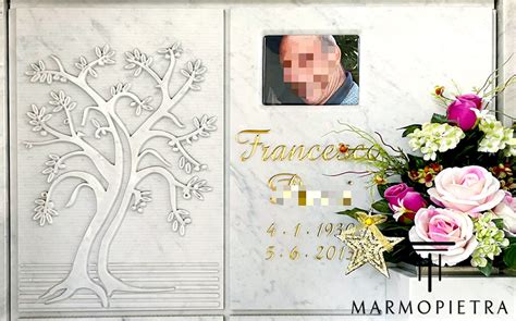 Foto di lapide o statua funeraria in marmo di alta qualità, mostrando l'arte funeraria