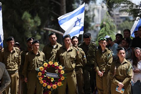 Foto di un soldato israeliano che colpisce un crocifisso in Libano