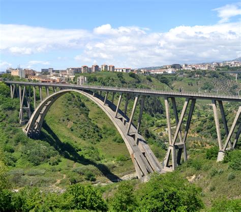 Veduta panoramica di Catanzaro con il Viadotto Morandi sullo sfondo