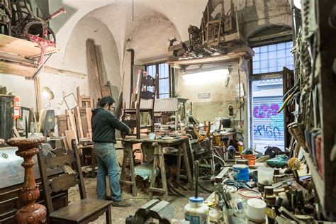 Illustrazione o foto di una bottega artigiana, magari con figure che ricordano la Sacra Famiglia o San Giuseppe