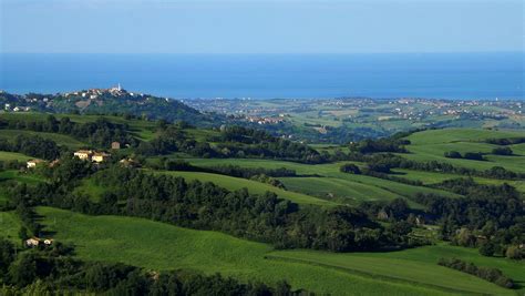 Veduta panoramica di San Lorenzo in Campo con le colline marchigiane