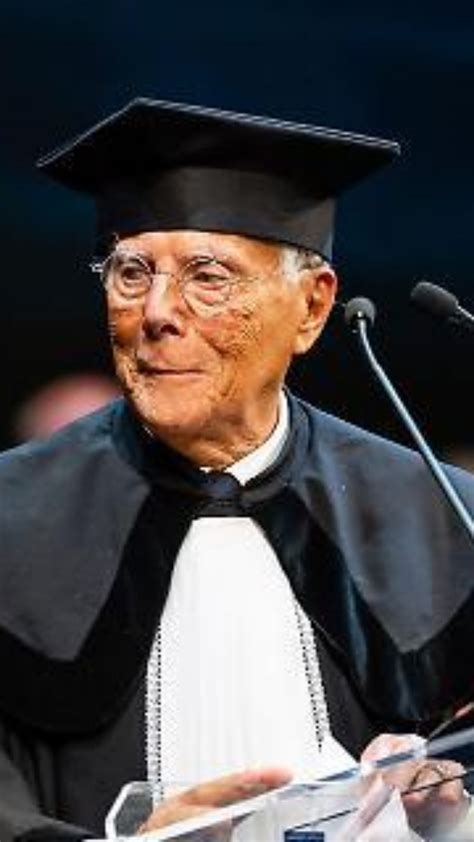 Don Alì Yambula Mbanzila in toga accademica con il rettore dell'Università di Pisa