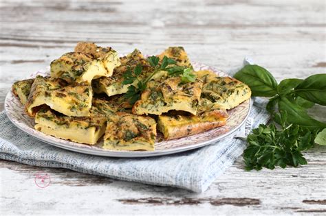 Frittata semplice alle erbe aromatiche su un tagliere