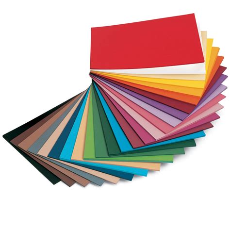 Assortimento di cartoncini color pastello e neutri, con alcuni goffrati e fustellati