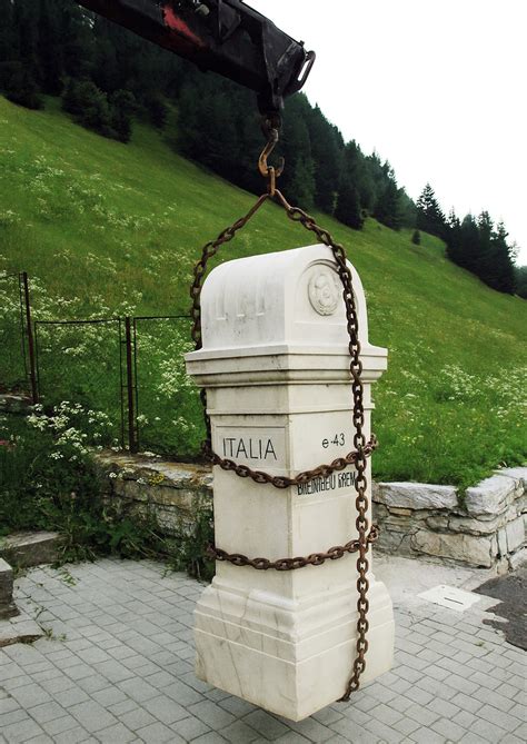 Foto di un cippo di confine ben conservato con incisioni leggibili