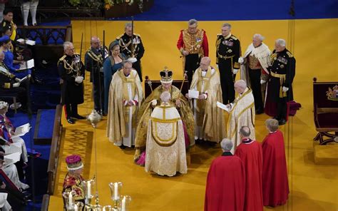 Rappresentazione simbolica del re come asse del mondo con corona e globo