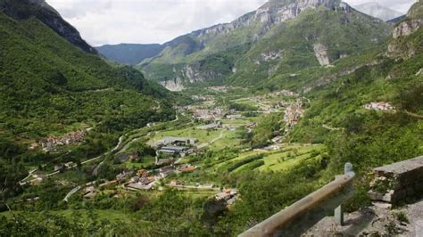 Veduta panoramica dell'Altar Knotto sulla Val d'Astico, con il masso in bilico e la natura circostante