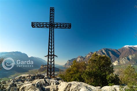 Fotografia della croce sull'Altaburg con panorama circostante
