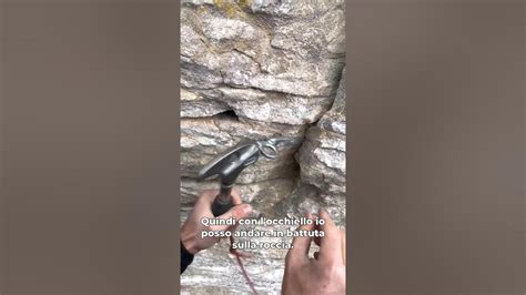 Dettaglio di un chiodo da roccia o un'attrezzatura alpinistica sulla parete dell'Altar Knotto