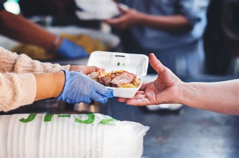 immagine di mani che si donano o aiutano i poveri
