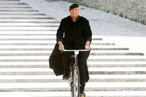 immagine promozionale di Don Matteo con il suo cappello e la bicicletta, Terence Hill
