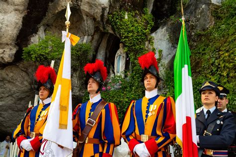Foto di gruppo di volontari (dame e barellieri) in servizio presso il Santuario di Lourdes
