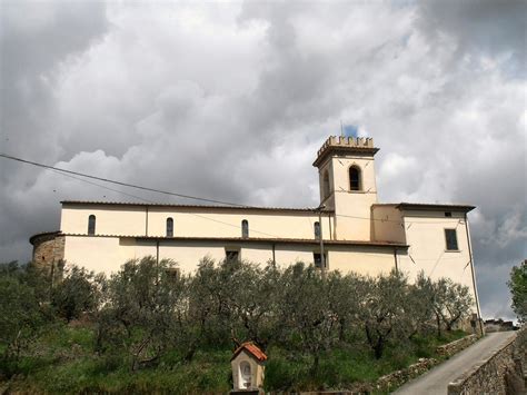 Veduta panoramica della Pieve di San Giovanni Evangelista alla Vena nel contesto del borgo