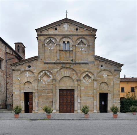 Foto della facciata della Pieve di San Giovanni Evangelista alla Vena