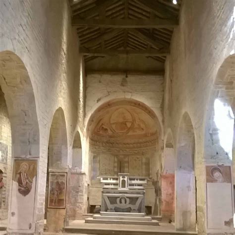 Interno della Pieve di San Giovanni Evangelista alla Vena, mostrando le tre navate