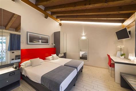 Interno di una camera spaziosa e moderna dell'hotel SDivine Fatima