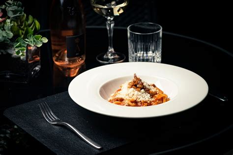 Foto di piatti della cucina mediterranea serviti al ristorante dell'hotel