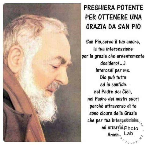 Ritratto di Padre Pio in preghiera, con particolare enfasi sulle stimmate