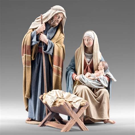 Set di statuine della Natività in stoffa EDG, raffiguranti la Sacra Famiglia, con dettagli curati e materiali di qualità.