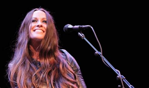Alanis Morissette nel ruolo di Dio nel film 