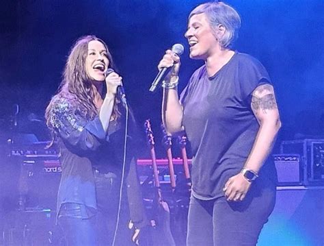 Alanis Morissette sul palco durante una performance live