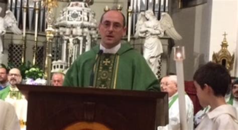 Sacerdote che parla con un fedele in una parrocchia
