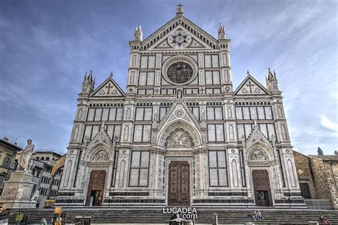Veduta frontale della facciata della Basilica di Santa Croce a Firenze