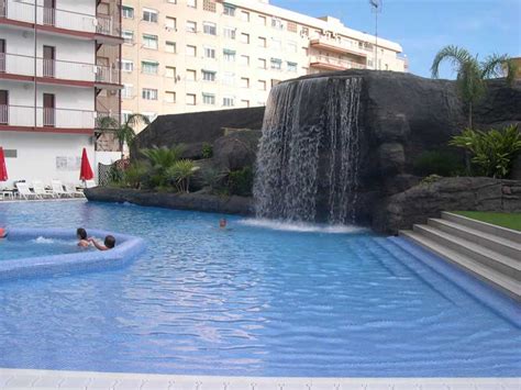 Foto della piscina esterna con cascata artificiale dell'Hotel Maria Rosaria